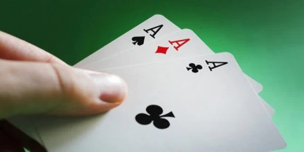 Liêng là game được xây dựng từ trò chơi dân gian với phong cách chơi đơn thuần và đầy tính may rủi